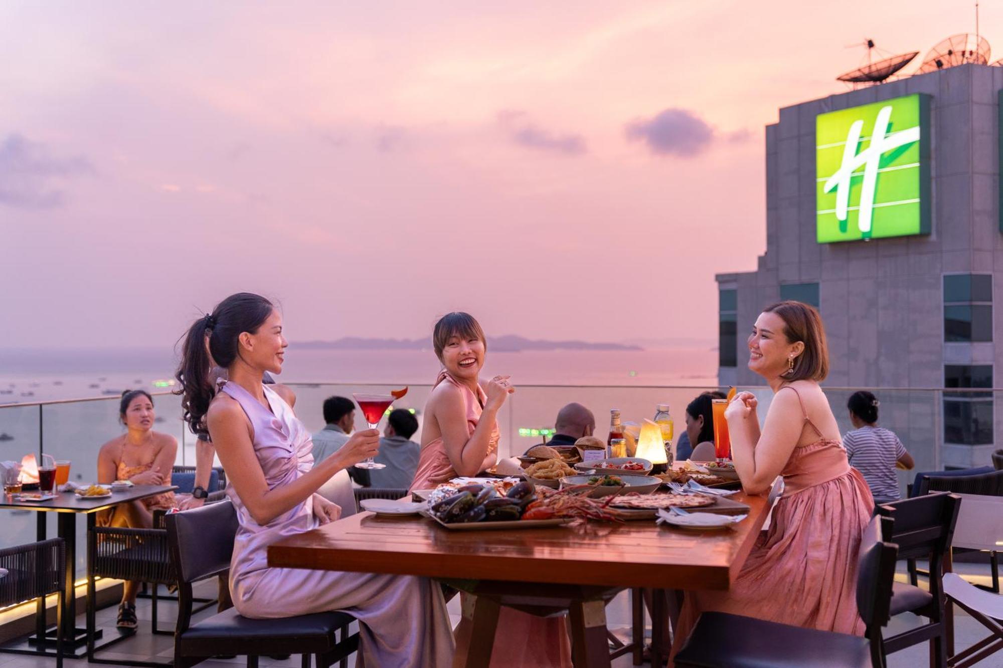 Holiday Inn Pattaya By Ihg Exterior photo