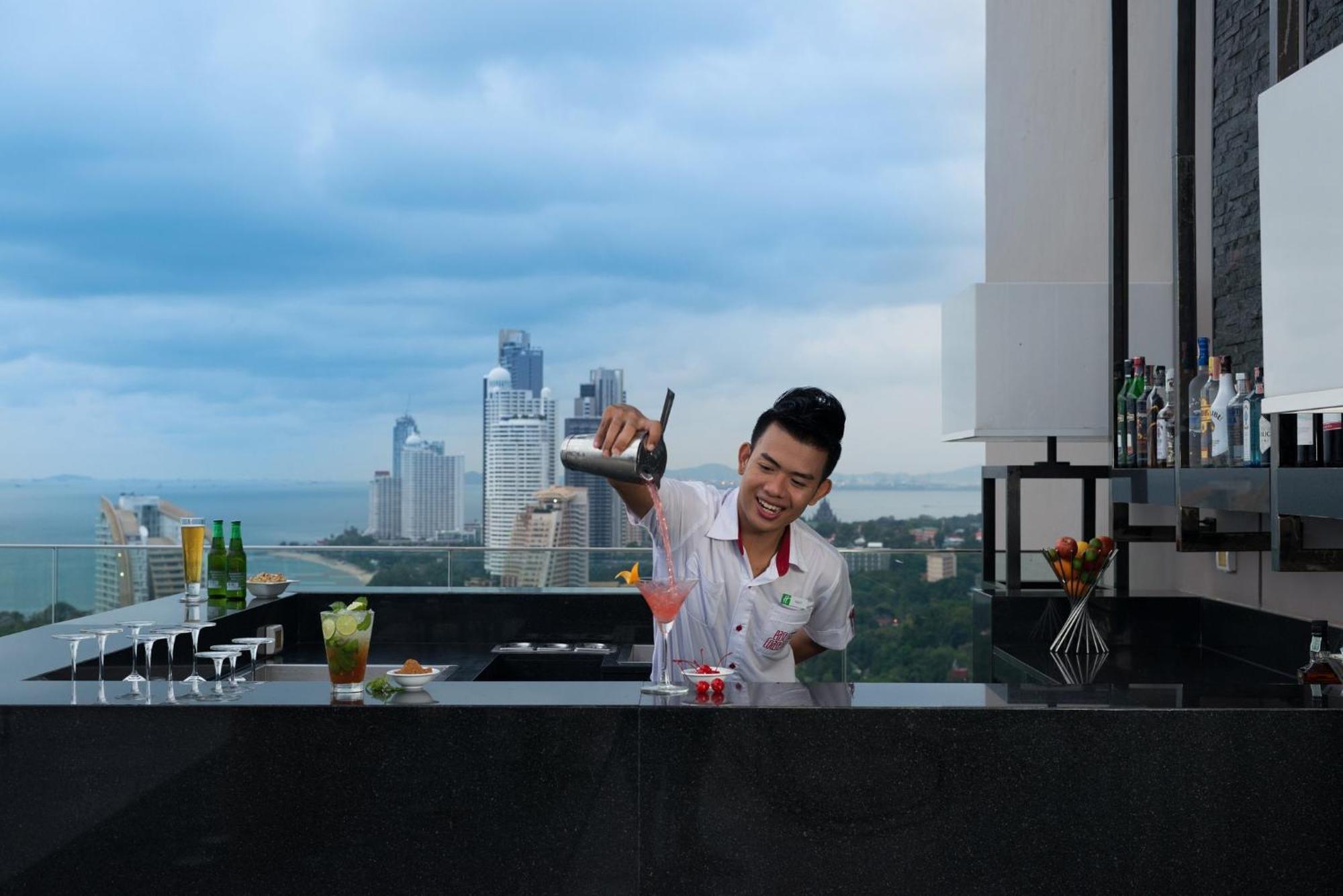 Holiday Inn Pattaya By Ihg Exterior photo